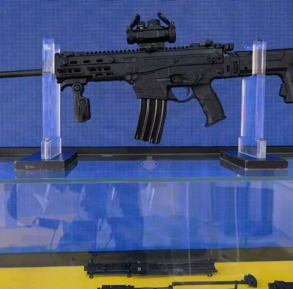 Se registró el primer accidente con el fusil Jaguar en el fuerte militar de Tolemaida. Un uniformado herido tras falla en las pruebas del arma de Petro.