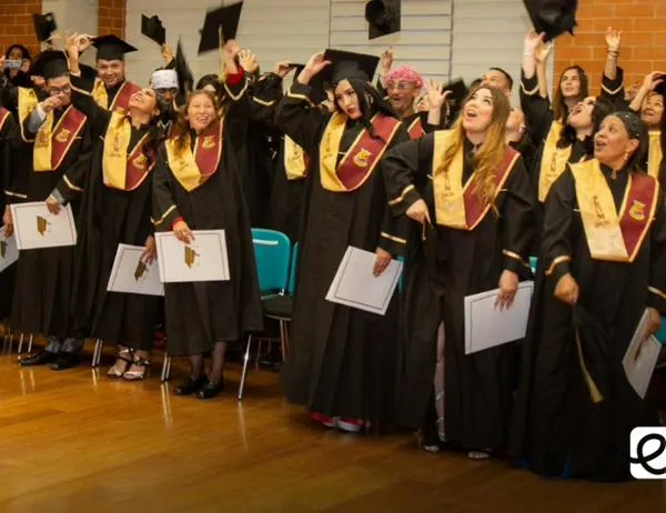45 jóvenes y adultos se gradúan como bachilleres en Bogotá con Estrategia Educativa Flexible 