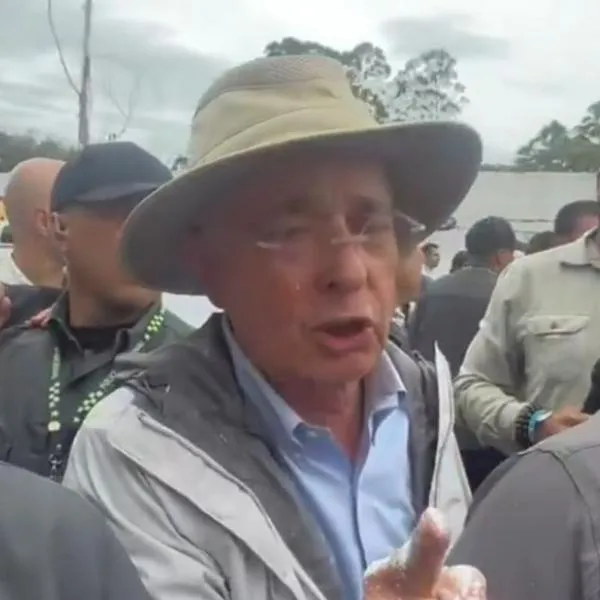 "Me tienen que matar": El durísimo cruce de Álvaro Uribe con un congresista del Pacto Histórico tras la pintada de grafitis en la entrada de su finca.