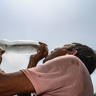 Persona en medio de una ola de calor, como la que está ocurriendo en Santa Marta
