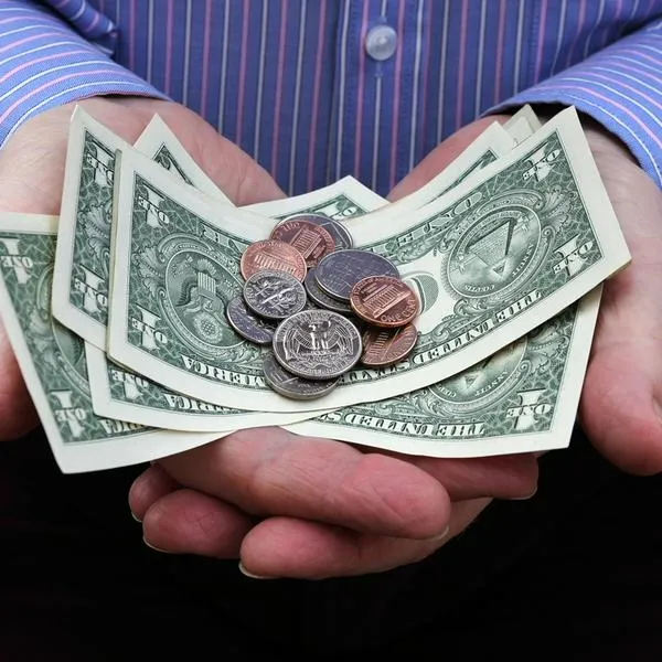 Dólar en Colombia cerró la semana con el precio más bajo del mes; ¿por qué cayó?