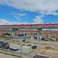 Primeras imágenes de tren del metro de Bogotá haciendo pruebas por uno de los viaductos del sistema
