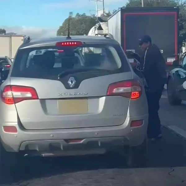 Momento en el que unos atracadores intimidan al conductor de un carro en la Autopista Norte (Bogotá)