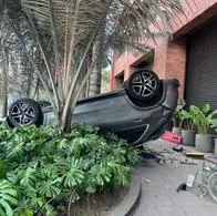 Así quedó el carro que cayó desde un parqueadero en el segundo piso del Club el Nogal de Bogotá