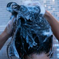 Cuántas veces bañarse el cabello con champú en una semana según expertos en 2026