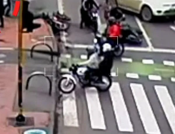 Riña entre motociclistas en la calle 80 quedó grabada por cámaras: dos personas fueron capturadas 