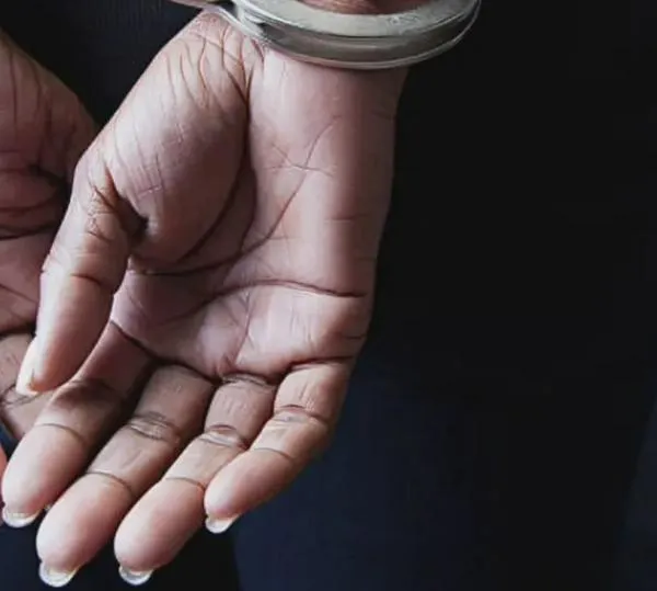 Juez envía a prisión a mujer acusada de comercializar contenido explícito de su hija menor de edad