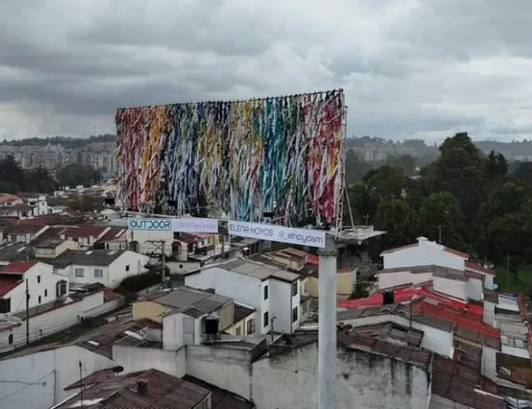 Bogotá inaugura la primera instalación de arte en una valla publicitaria: obsérvala en la autopista Norte 