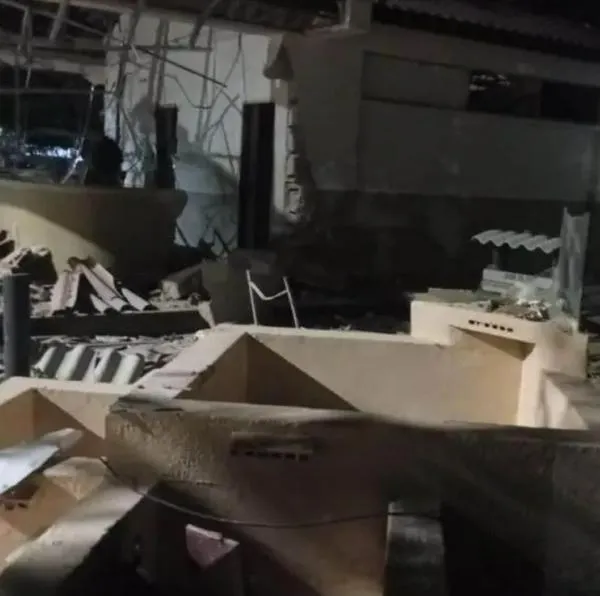 Vea los impactantes videos que muestran la destrucción del Batallón Cartagena en Riohacha tras el ataque con cilindros bomba atribuido al grupo Eln.