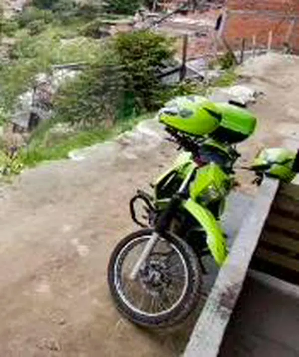 Panfletos, armas y drogas: los hallazgos tras operativo por ola de homicidios en la zona de El Ajizal, en Itagüí