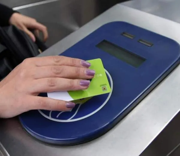  busca ampliar el tiempo permitido para realizar transbordos sin costo adicional entre los componentes troncales de Transmilenio y los buses zonales 