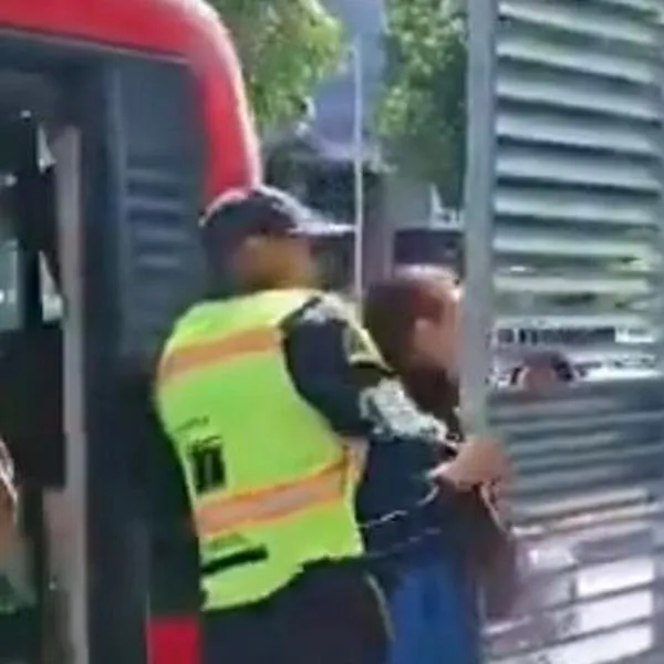  Mujer ingresó por puerta de estación de Transmilenio y casi termina arrollada