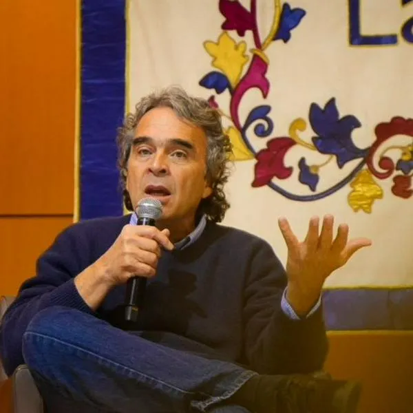 Sergio Fajardo descartó en SEMANA una alianza con Paloma Valencia tras su encuentro en Barranquilla, argumentando diferencias políticas a días de elección.