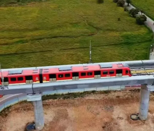 Metro de Bogotá andando en la ciudad