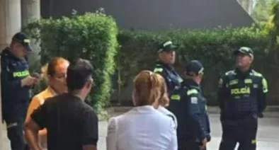 Las fotos del operativo policial contra el candidato Santiago Botero en Cartagena revelan la tensión luego de que amenazara con dar balín. 