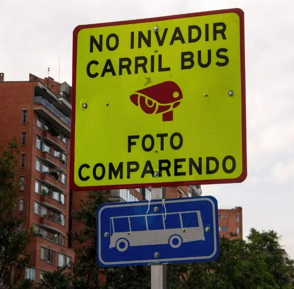 La Supertransporte investiga a 12 secretarías de tránsito, incluidas Bogotá y Medellín, por imponer fotomultas sin permisos. Más de 35.000 comparendos.