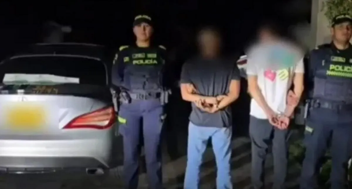 Identidades los hombres que embistieron a policías en Mercedes Benz robado