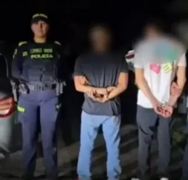 Identidades los hombres que embistieron a policías en Mercedes Benz robado
