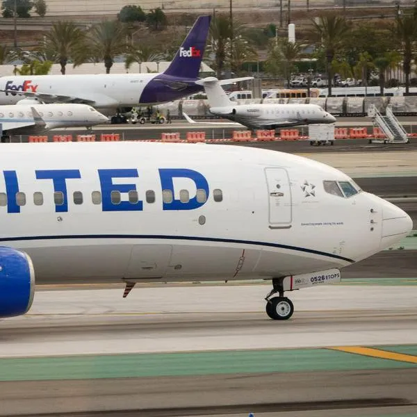 Un vuelo de United Airlines tuvo que realizar un aterrizaje forzado luego de que un pasajero violento intentara ingresar a la cabina de pilotos.