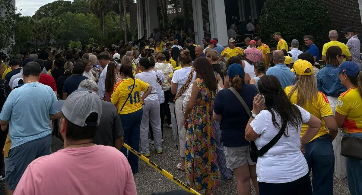Votantes en Estados Unidos denuncian esperas de más de tres horas en las urnas debido a aglomeraciones en las elecciones presidenciales de este domingo.