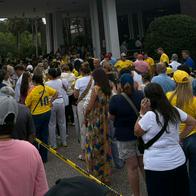 Votantes en Estados Unidos denuncian esperas de más de tres horas en las urnas debido a aglomeraciones en las elecciones presidenciales de este domingo.