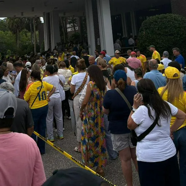 Votantes en Estados Unidos denuncian esperas de más de tres horas en las urnas debido a aglomeraciones en las elecciones presidenciales de este domingo.