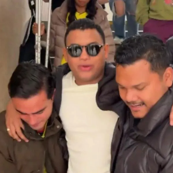: El congresista Miguel Polo Polo asistió en muletas a las urnas, tuvo que ser cargado y mostró públicamente por cuál candidato presidencial votó hoy.