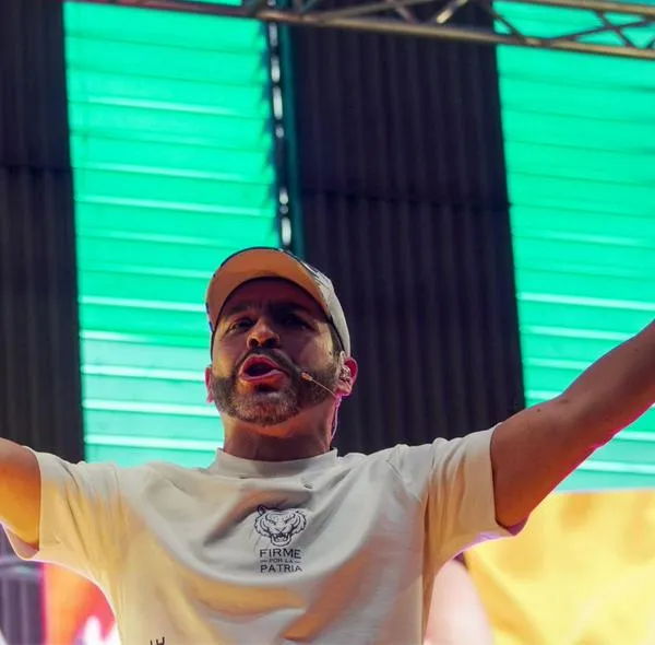 Abelardo De la Espriella celebró en video su paso a la segunda vuelta, atacó al Gobierno Petro y citó a sus seguidores en Barranquilla.