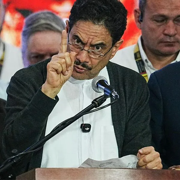 Roy Barreras anunció su apoyo a Iván Cepeda para la segunda vuelta y le advirtió que debe buscar el centro para ganarle a De la Espriella.