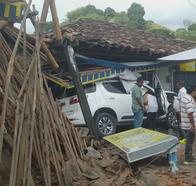 Quindío: mujer perdió el control de su camioneta y chocó contra una tienda