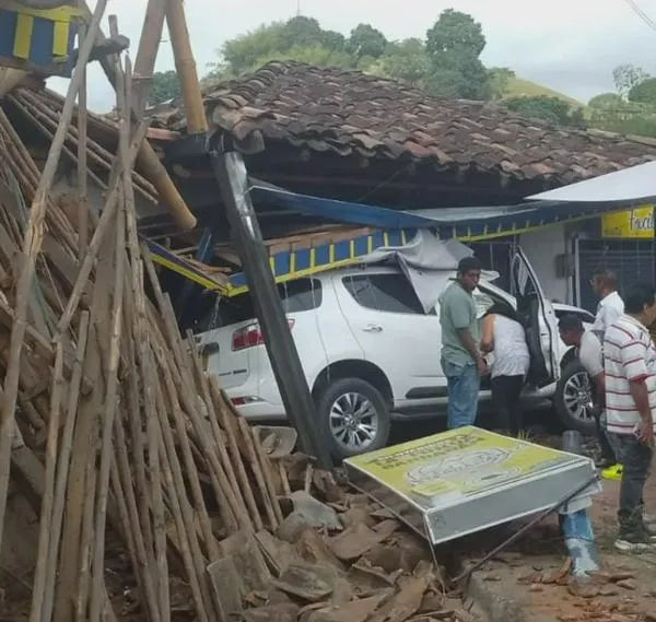 Quindío: mujer perdió el control de su camioneta y chocó contra una tienda