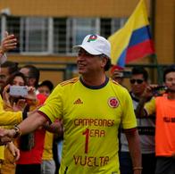 Gustavo Petro usando la camiseta de la Selección Colombia cuando era candidato presidencial en 2022