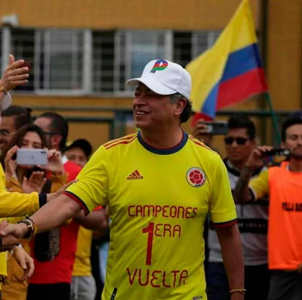 Gustavo Petro usando la camiseta de la Selección Colombia cuando era candidato presidencial en 2022