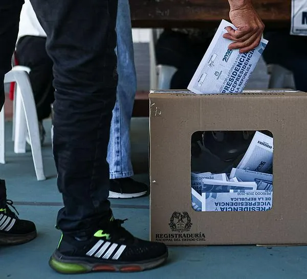RIONEGRO, COLOMBIA - MAY 31: People cast their votes during the presidential elections in Rionegro, Colombia, on May 31, 2026. (Photo by Lucas Aguayo Araos/Anadolu via Getty Images)