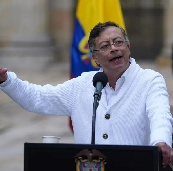 El presidente Gustavo Petro arremetió contra Registraduría con cifras sobre supuesto fraude, pero los escrutinios oficiales del 99 % desmienten su versión.