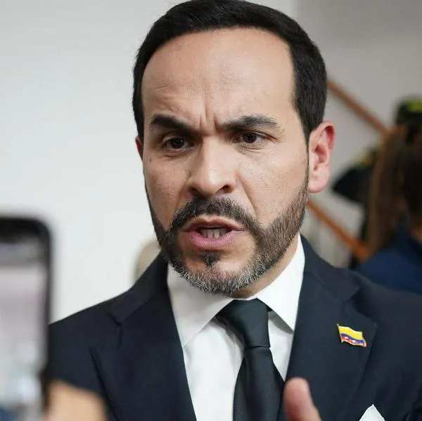 Andrés Solano, expareja de la congresista María del Mar Pizarro, amenazó con destripar a Abelardo de la Espriella en medio de desmanes en Bogotá.