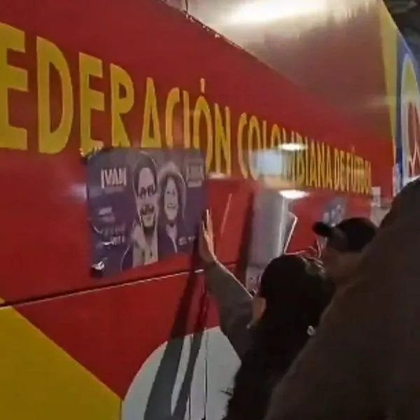 Afiches de Iván Cepeda en el bus de la Selección Colombia