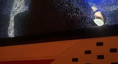 Hinchas de Junior atacar a piedra el bus de los jugadores de Atlético Nacional