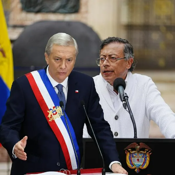 Gustavo Petro (der.) criticó a José Antonio Kast (izq.) por protestas en Chile