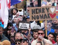 Lo que se sabe del caso Henry Nowak, el joven británico apuñalado y que murió esposado ante la Policía
