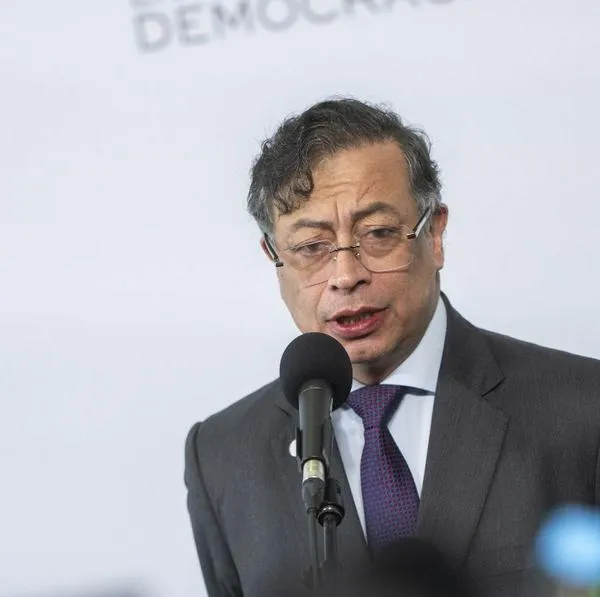 El Comité Promotor de la Constituyente frenó la recolección de firmas y retiró el polémico proyecto, mientras Iván Cepeda descartó convocarla.