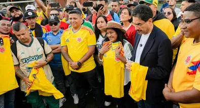 Iván Cepeda recibió el apoyo de 32 barras futboleras con la camiseta de la Selección Colombia, desatando críticas por usar el símbolo en su campaña.