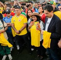 32 barras de fútbol le llevaron camiseta de Colombia a Cepeda, pero algo no cuadra en la foto