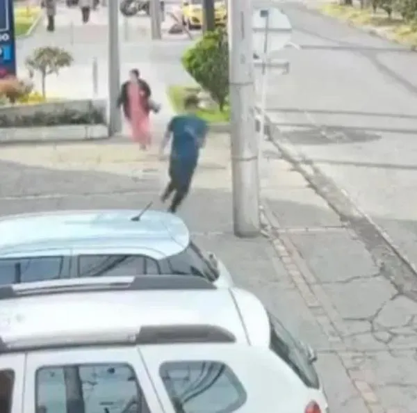 Un fuerte intercambio de disparos en el barrio San Patricio de Usaquén dejó escenas de pánico tras un intento de atraco frustrado por un vigilante.  