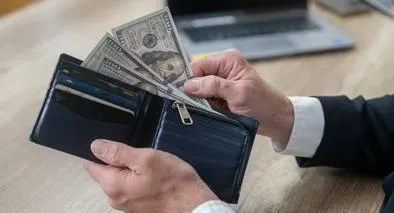 Dólar en Colombia rompe la racha de baja y cierra subiendo en 3.590,75 pesos, previo al dato de inflación