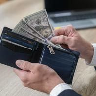 Dólar en Colombia rompe la racha de baja y cierra subiendo en 3.590,75 pesos, previo al dato de inflación