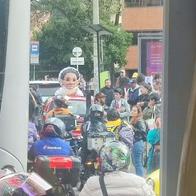 Marchas a favor de Cepeda tienen congestionada la séptima, en Bogotá; hay un carril cerrado