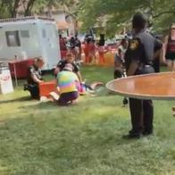Momento en el que personas que asistieron a una feria en Ohio, Estados Unidos, huyen de un tiroteo