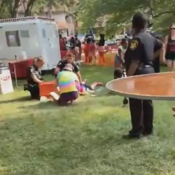 Momento en el que personas que asistieron a una feria en Ohio, Estados Unidos, huyen de un tiroteo