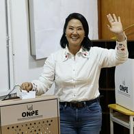 Keiko Fujimori ejerciendo su voto durante las elecciones de 2026